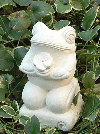 バリ カエル 石像