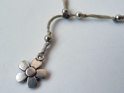 お花のメタル・ネックレス6190アップ