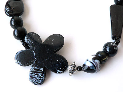 スタイリッシュ・ビーズ・ネックレス6194アップ