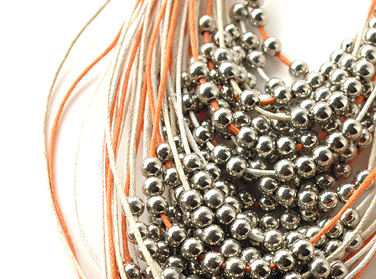 コードとメタルビーズのロングネックレス6266Aアップ