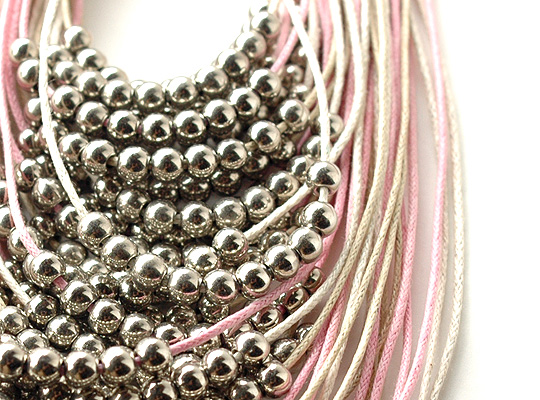 コードとメタルビーズのロングネックレス6266Bアップ