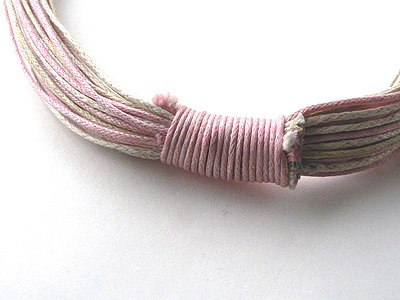 コードとメタルビーズのロングネックレス6266B後ろ