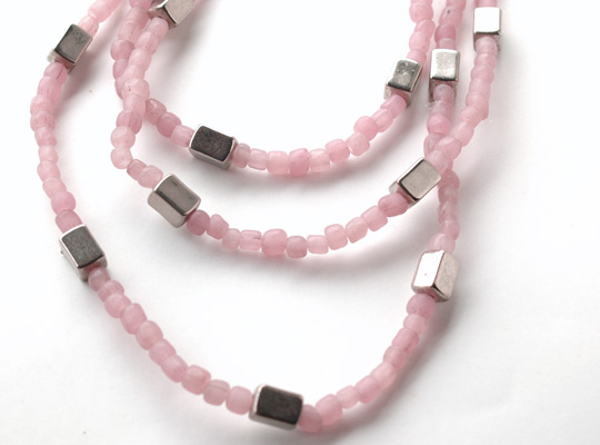 スモーキーピンクのロングネックレス6267アップ