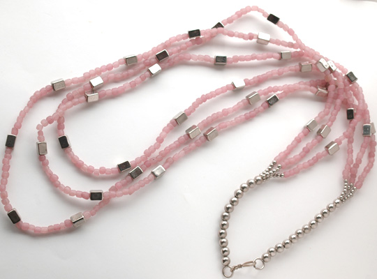 スモーキーピンクのロングネックレス6267