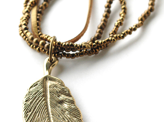 リーフチャームとビーズのロングネックレス6268Aアップ