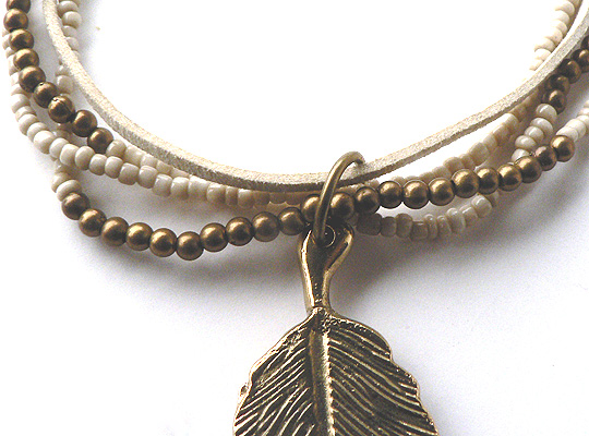 リーフチャームとビーズのロングネックレス6268Bアップ