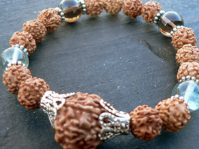 ルドラクシャと天然石のブレスレット6322