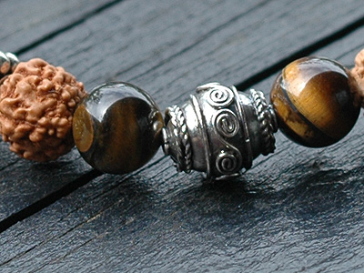 シルバーチャーム付き・6面ルドラクシャと天然石のブレスレット6367