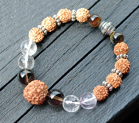 シルバーチャーム付き・6面ルドラクシャと天然石のブレスレット6367