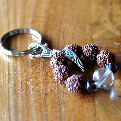 ルドラクシャと天然石&天使の翼付きキーホルダー6377