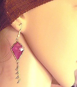 多面カットの輝くガラスビーズのピアス着用イメージ