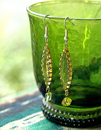 多面カットの輝くガラスビーズのピアス6390A