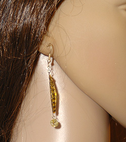 多面カットの輝くガラスビーズのピアス着用イメージ