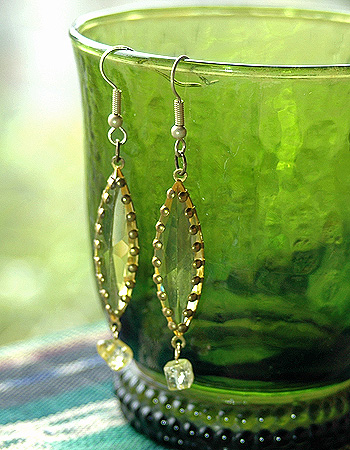 多面カットの輝くガラスビーズのピアス6390B