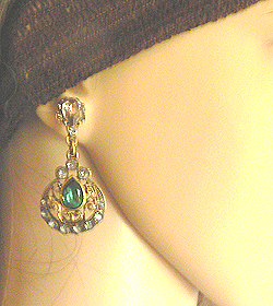 オリエンタルなビジューピアス着用イメージ