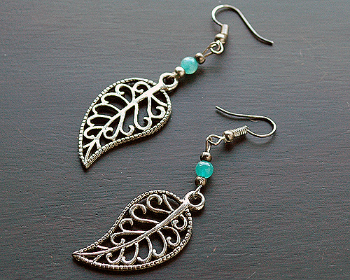 チャームと天然石のピアス6404