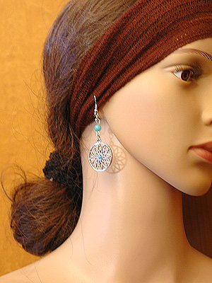 チャームと天然石のピアス6405