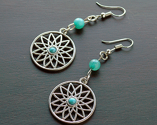 チャームと天然石のピアス6405