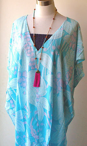 ルドラクシャとビーズのタッセルロングネックレス、モデル