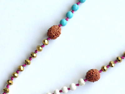 ルドラクシャとビーズのタッセルロングネックレスアップ