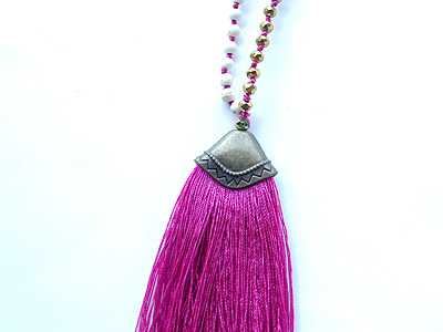 ルドラクシャとビーズのタッセルロングネックレスアップ
