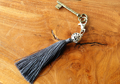 キーリングタッセルチャームグレー6408C