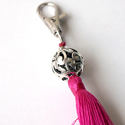 キーリングタッセルチャームピンク6408Dアップ