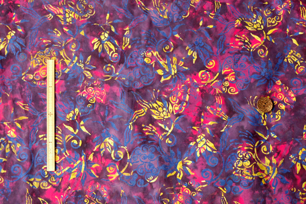 柄の大きさ。左は20cmものさし。右は直径30mm のボタンです。