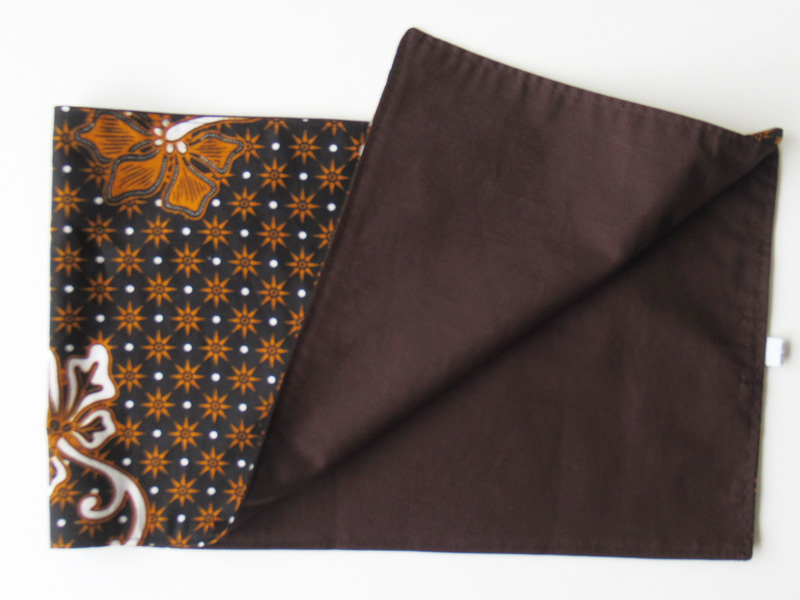 バティック・テーブルセンター裏