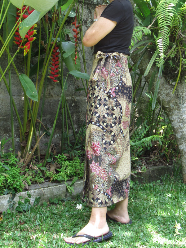 バティック巻きスカートモデル着用イメージ・サイド