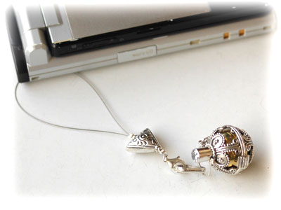 携帯につけたらこんな感じ