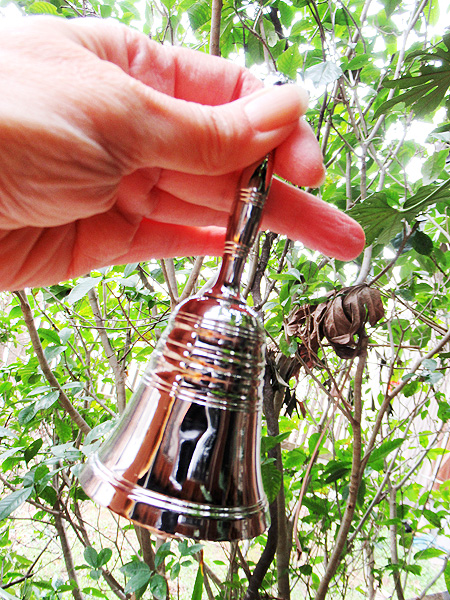 ヒーリング・ベル80002A手に持った感じ