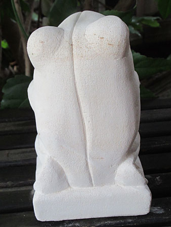 石像カエルお祈り・アウトレット後ろ