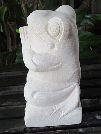 石像カエルお祈り・アウトレット左面