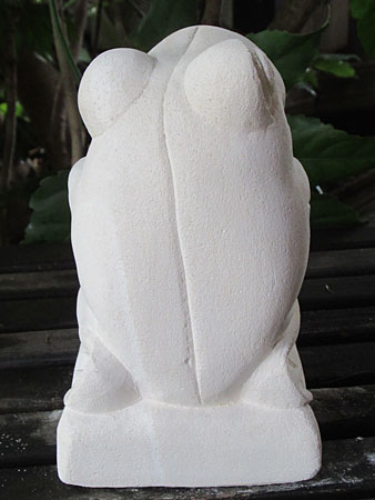 石像カエルお祈り・アウトレット後ろ