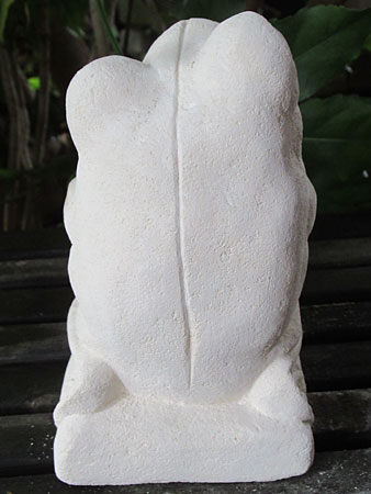 石像カエルお祈り・アウトレット後ろ