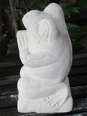 石像カエルお祈り・アウトレット左面