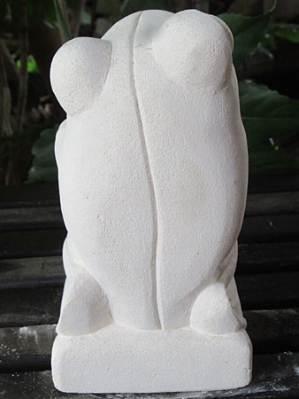 石像カエルお祈り・アウトレット後ろ