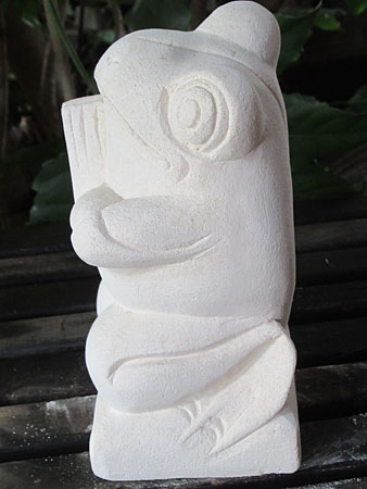 石像カエルお祈り・アウトレット左面