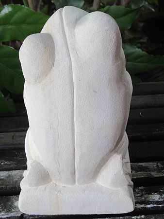 石像カエルお祈り・アウトレット後ろ