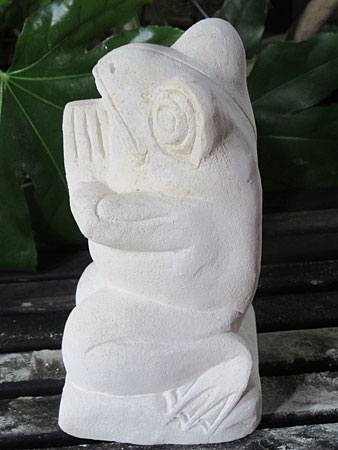 石像カエルお祈り・アウトレット左面