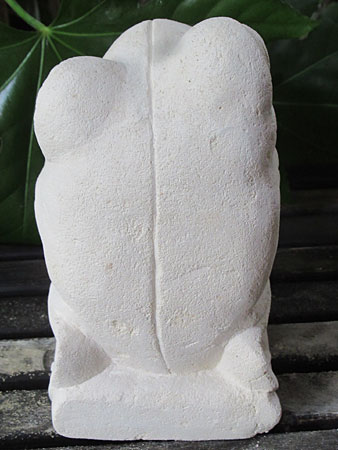 石像カエルお祈り・アウトレット後ろ