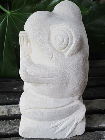 石像カエルお祈り・アウトレット左面