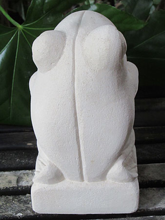 石像カエルお祈り・アウトレット後ろ