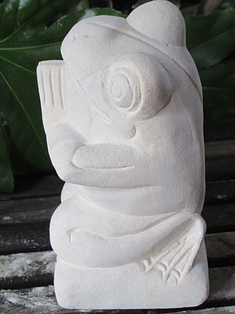 石像カエルお祈り・アウトレット左面