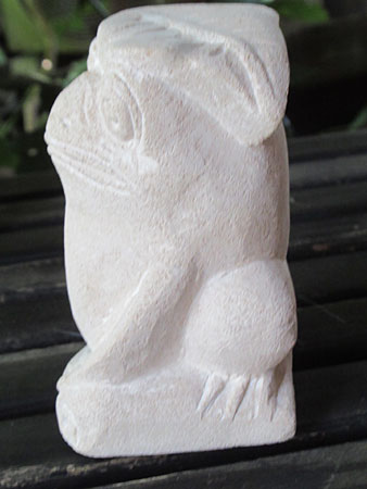 ハスの葉を傘にしたカエル・アウトレット左面