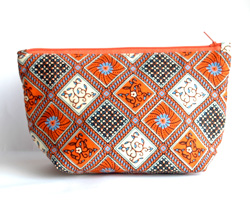 プリントバティックのポーチ後面