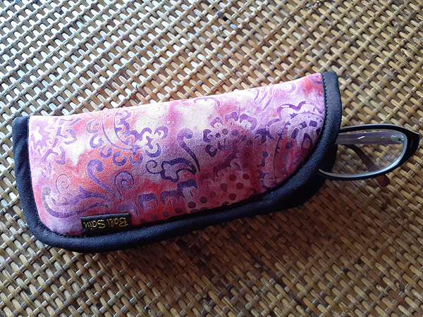 スタンプバティックのメガネケースメガネを入れたら