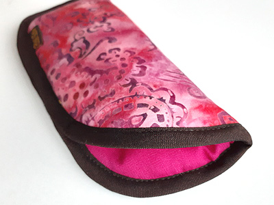 スタンプバティックのメガネケースあき口