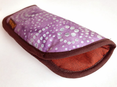 スタンプバティックのメガネケースあき口